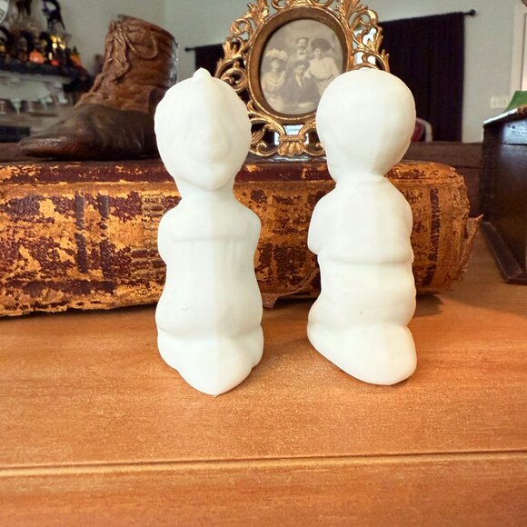 ❌SOLD❌Fenton Uranium Satin Glass Praying Boy & Girl - Picture 6 of 9